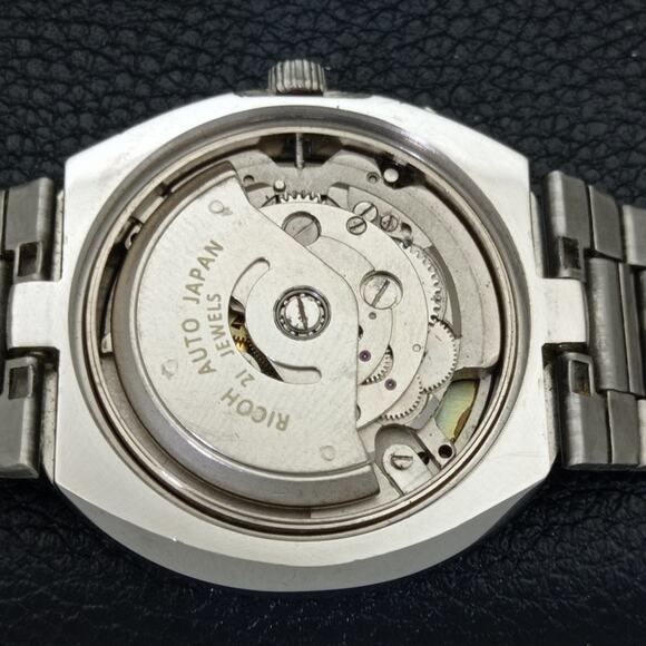 Vintage 1980 Ricoh Automatic Mens Silver Watch W/daydate & Red accents - Picture 9 of 10